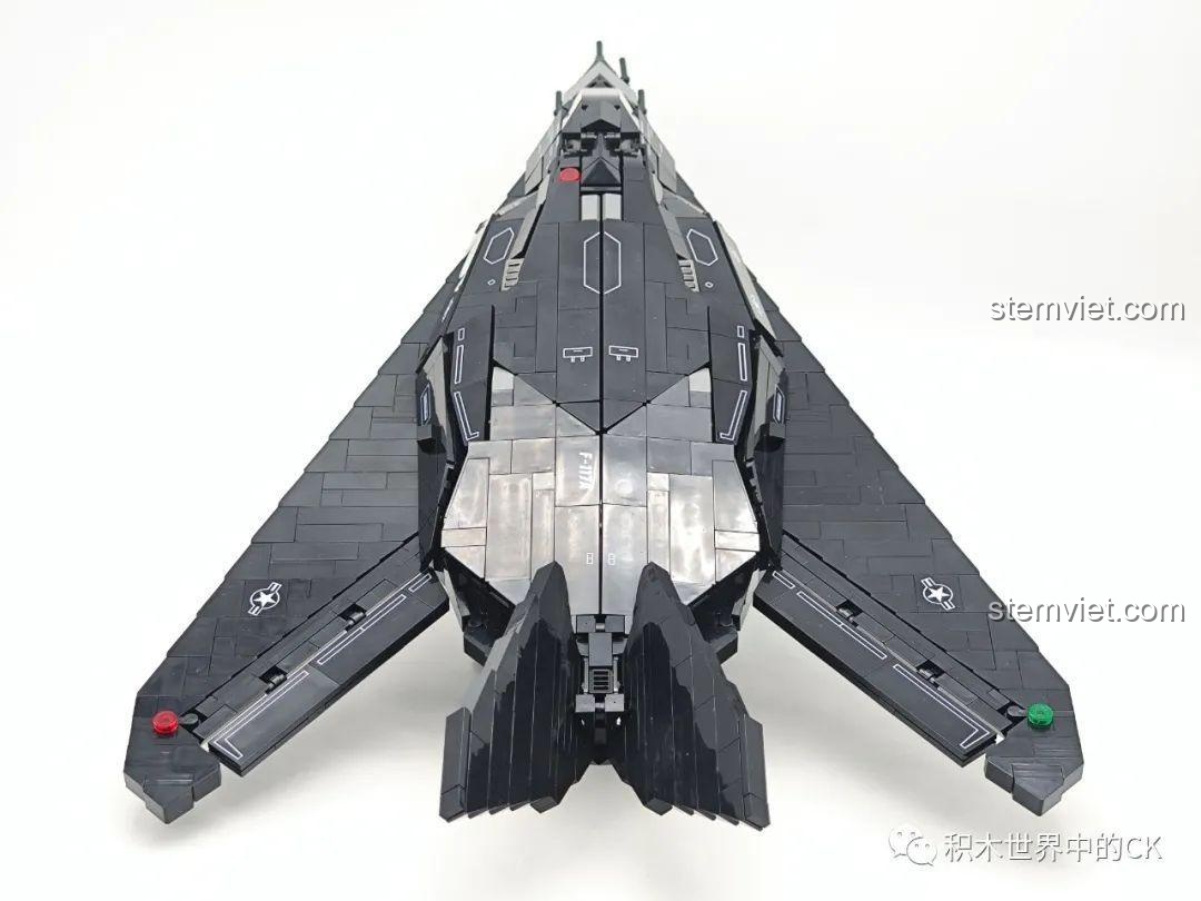 Chi tiết phần đuôi của bộ lắp ráp JIESTAR 58058, với cặp cánh đuôi chữ V và cửa xả động cơ được thiết kế dẹt.