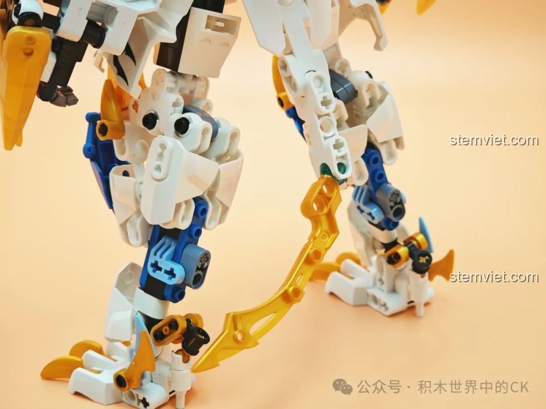 Chi tiết chiếc đuôi linh hoạt của Mecha Bạch Hổ, có thể tạo nhiều dáng khác nhau.