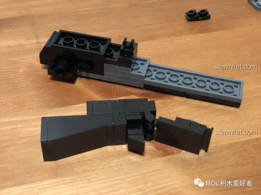 Chi tiết lắp ráp phần đuôi của mô hình Sembo 202119 Trực thăng tấn công Z-10, thể hiện sự phức tạp.