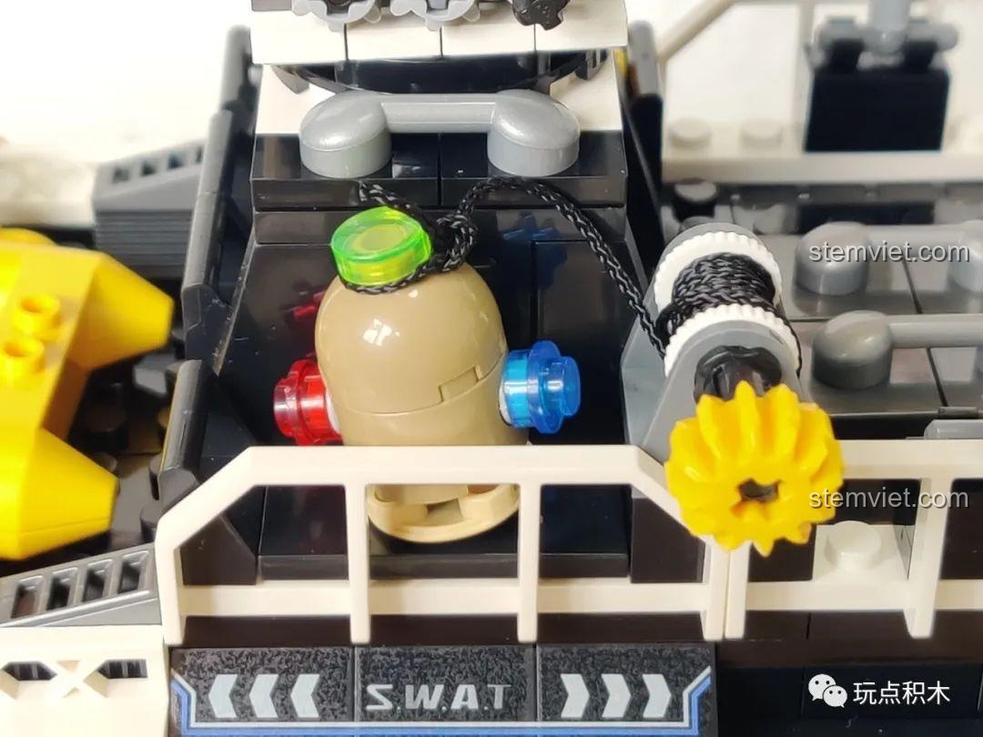 Cận cảnh các chi tiết như bình cứu hỏa và tời dây ở đuôi tàu của bộ SEMBO 102467.