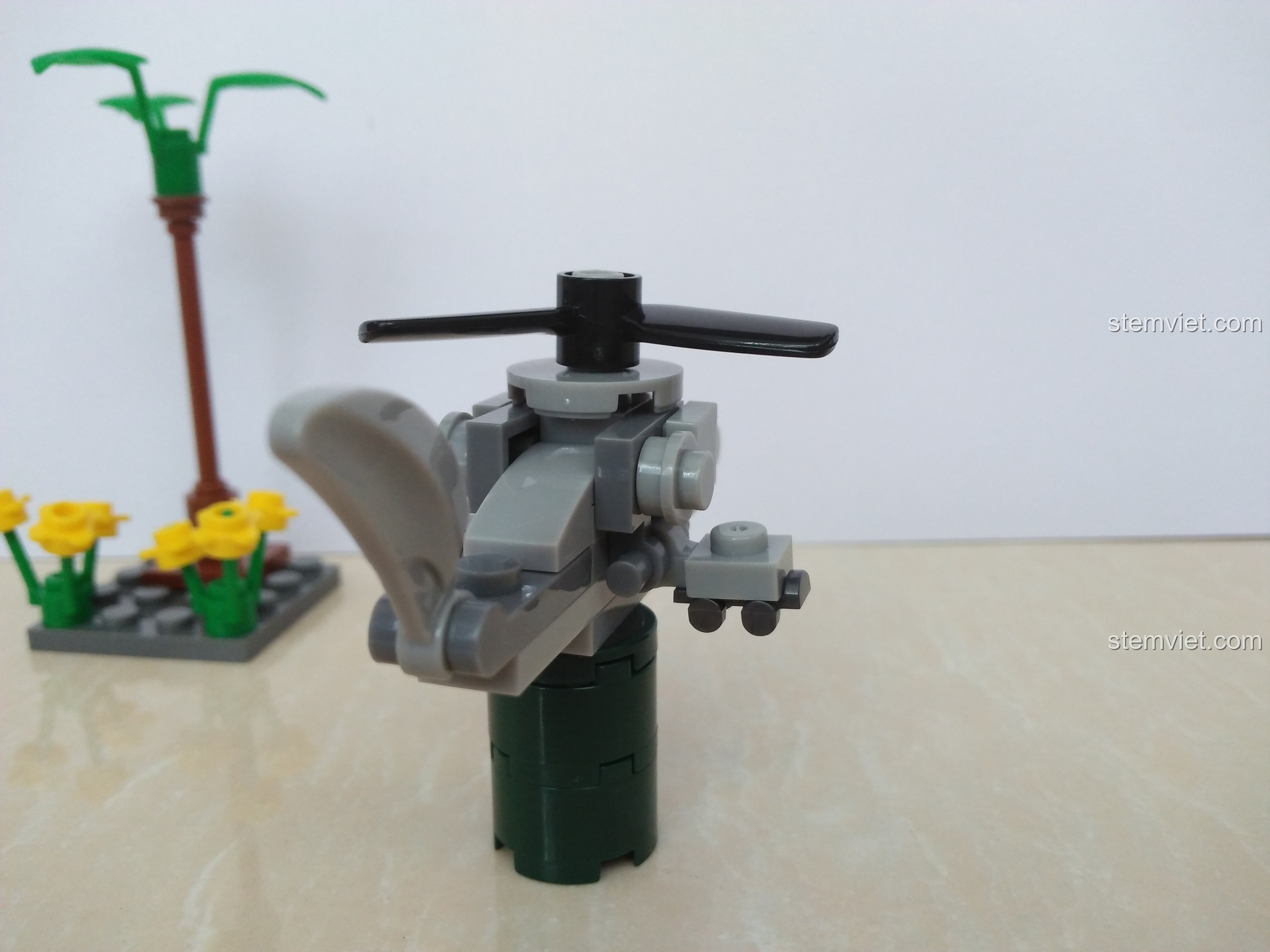 Chi tiết phần đuôi của trực thăng pháo SEMBO 11517, cho thấy sự tương đồng trong thiết kế với mẫu trực thăng tên lửa.