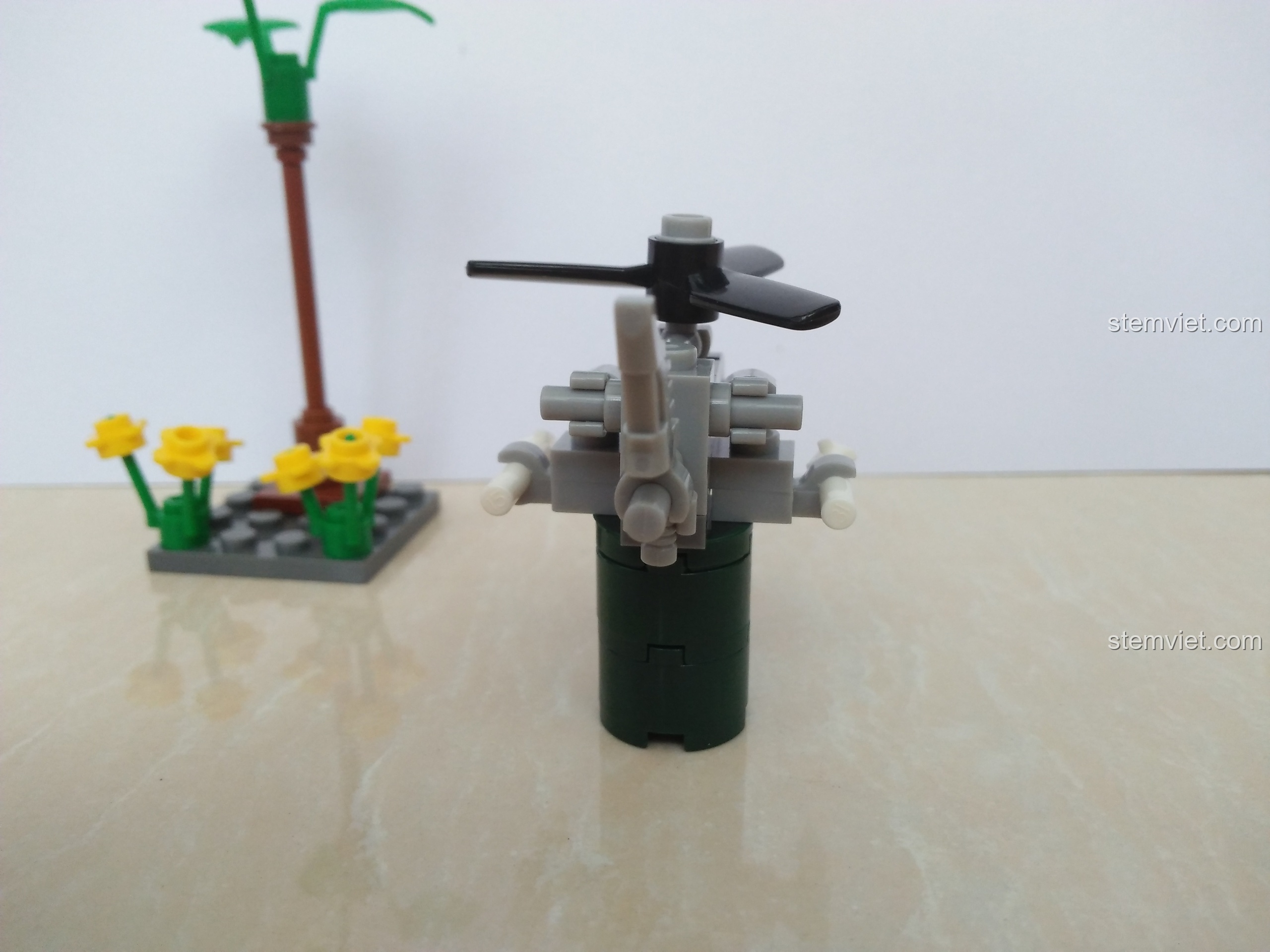 Chi tiết phần đuôi và động cơ của trực thăng tên lửa trong bộ SEMBO 11517, thiết kế nhỏ gọn và hiệu quả.