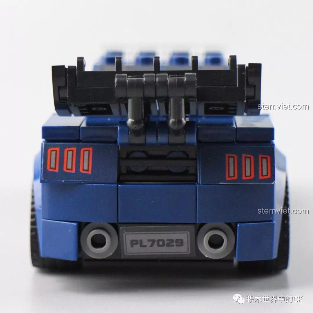 Cận cảnh đuôi xe của bộ xếp hình Xe Cảnh Sát Đua cho con trai từ 6 tuổi, chi tiết đèn hậu và biển số.