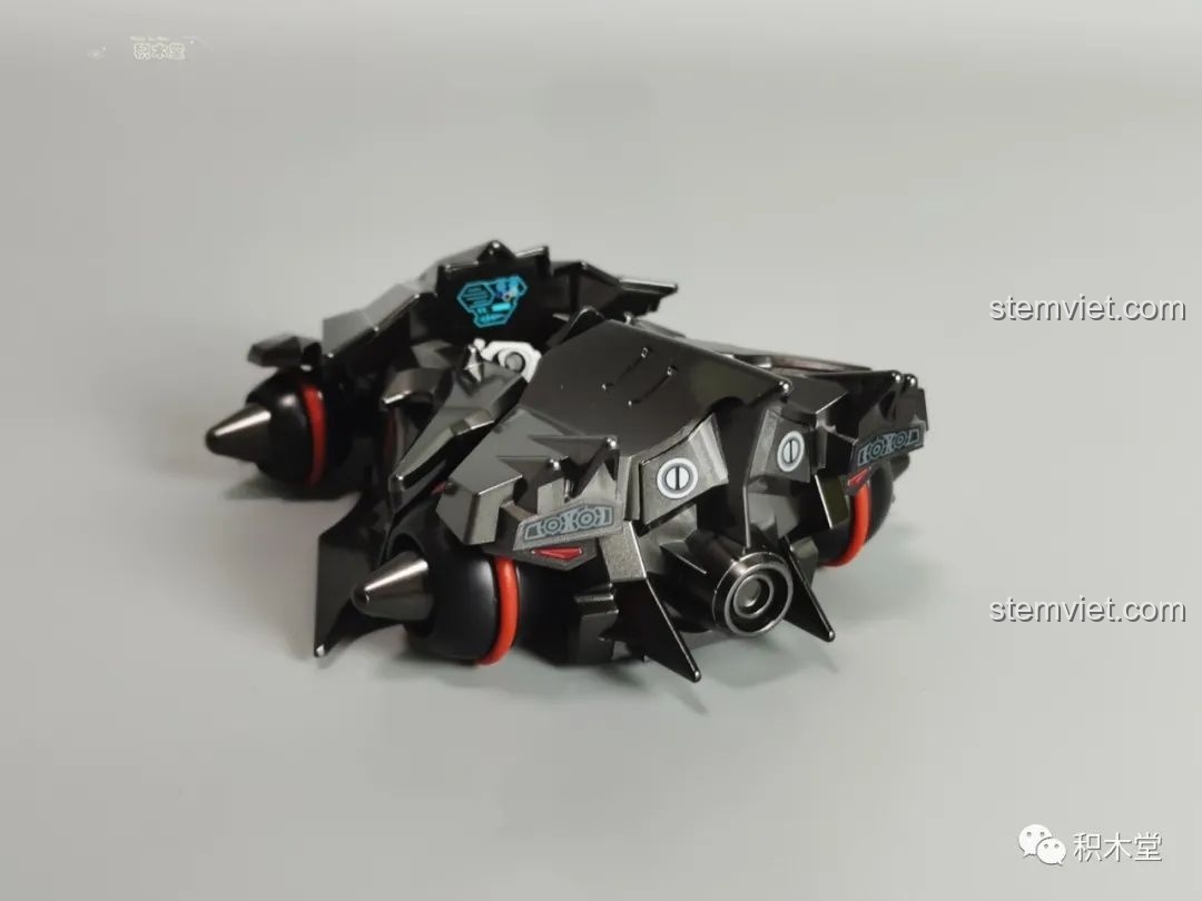 Cận cảnh phần đuôi xe Decepticons 74016 Enlighten với bánh xe độc đáo.