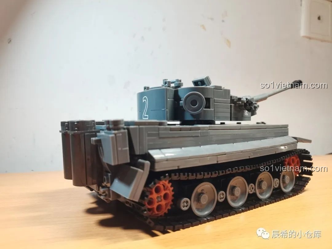 Cận cảnh phần đuôi xe tăng Sluban M38-B0851 đã hoàn thiện với các chi tiết như ống xả và thùng đồ.