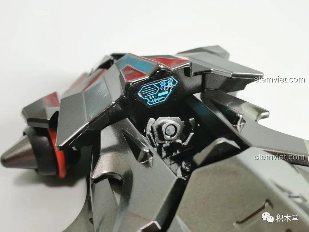 Cận cảnh phần đuôi xe Iron Wolf 74013 Enlighten với hiệu ứng lửa đỏ.