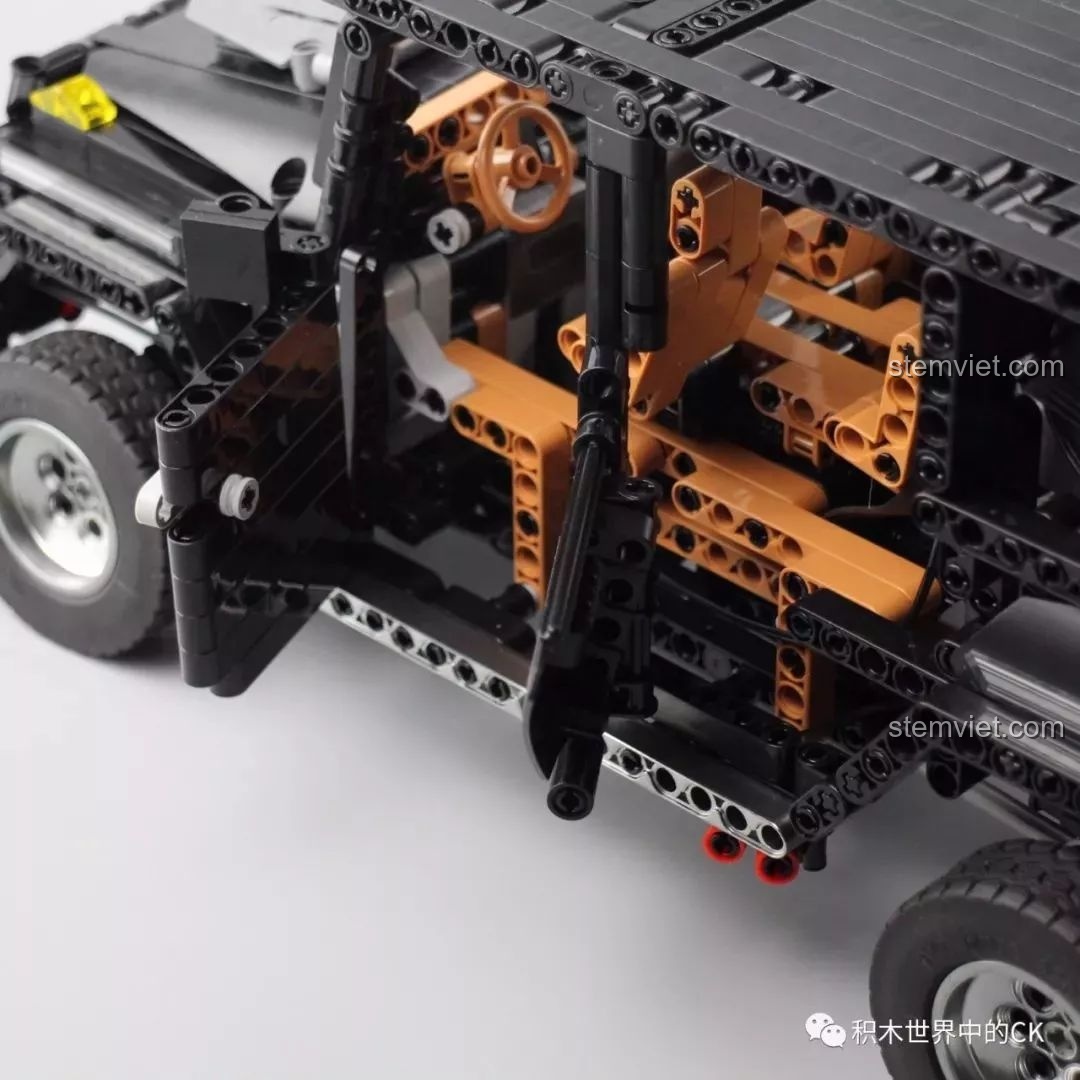 Cận cảnh chi tiết đuôi xe Mould King 13070 với lốp dự phòng, đèn hậu và biển số Mould King.