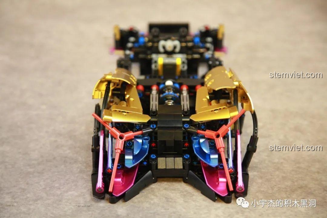 Chi tiết phần đuôi xe SEMBO 701924 với thiết kế ống xả độc đáo và các chi tiết mạ màu.