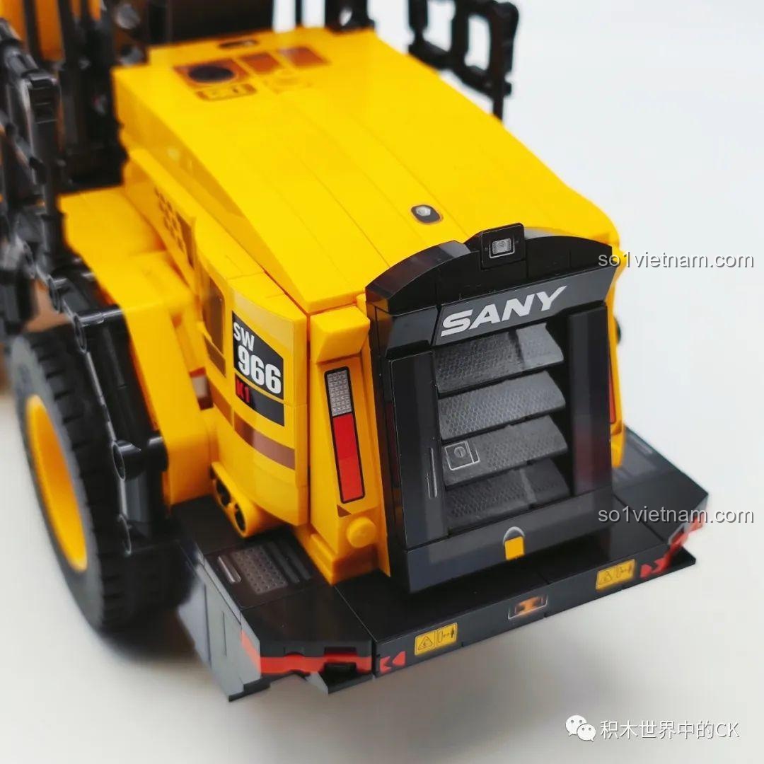 Chi tiết phần đuôi xe xúc lật Sembo 712016 với lưới tản nhiệt và logo SANY, thể hiện sự chân thực.