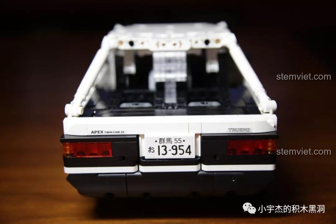 Cận cảnh phần đuôi xe với biển số và các logo chi tiết của xe Toyota AE86.