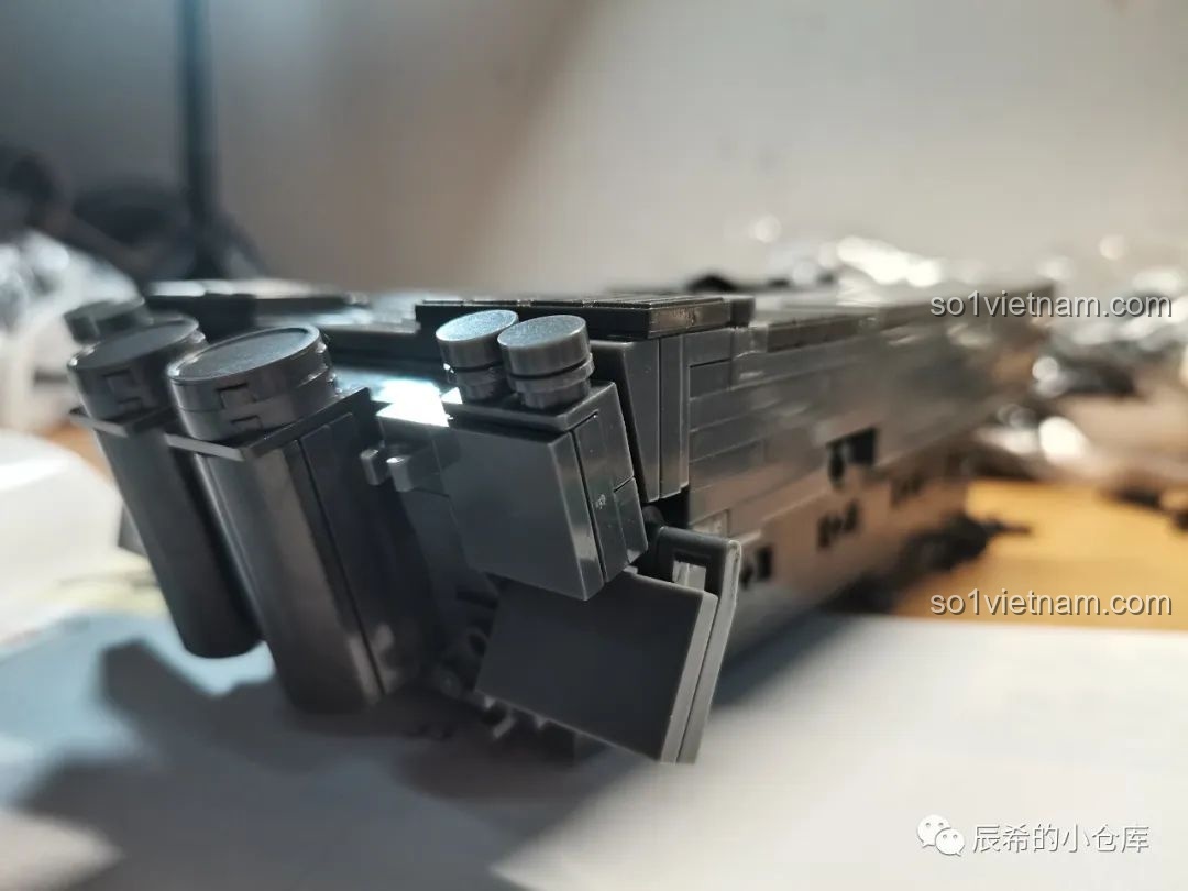 Cận cảnh chi tiết phần đuôi xe tăng Sluban M38-B0851 đang trong quá trình lắp ráp, thể hiện các góc cạnh phức tạp.