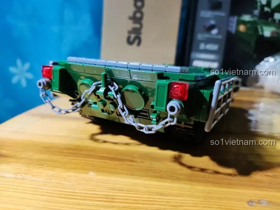 Phần đuôi xe tăng Sluban T-14 Armata đã hoàn thiện với đèn hậu và các chi tiết dây xích trang trí.