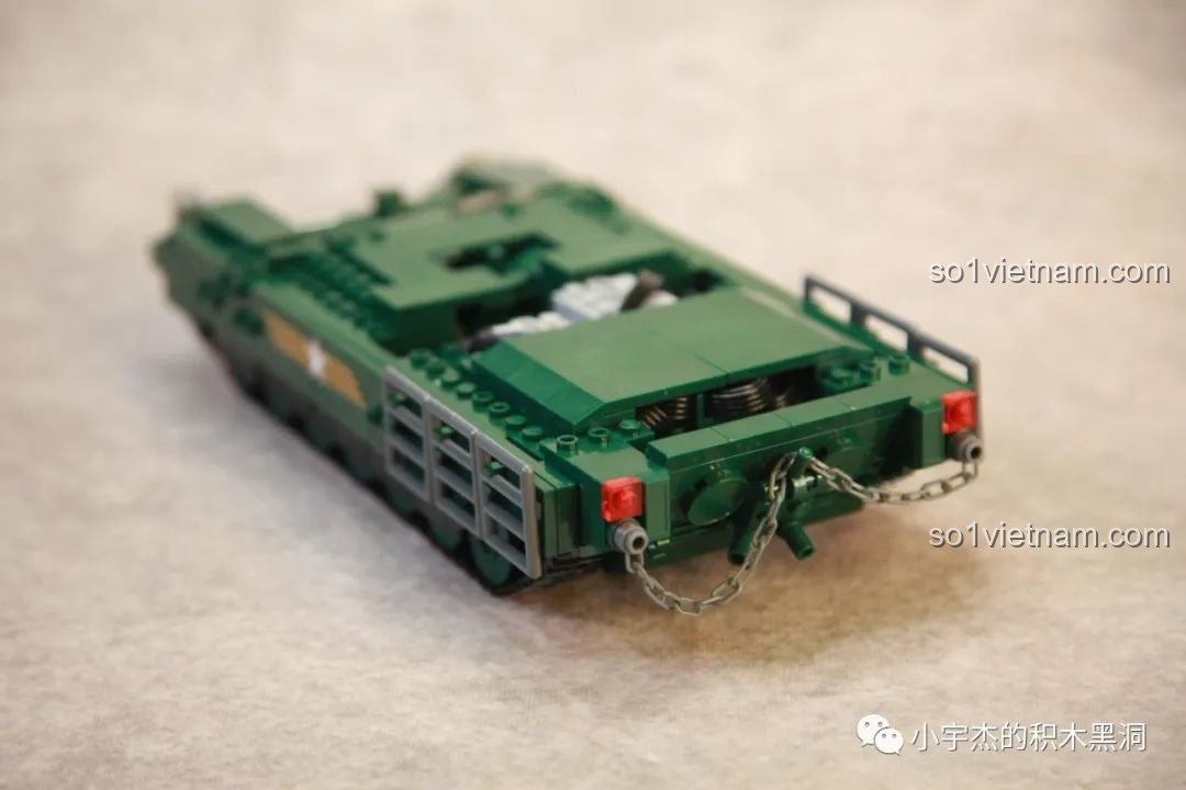 Chi tiết phần đuôi xe tăng T-14 Armata của Sluban với đèn hậu và xích kéo trang trí.