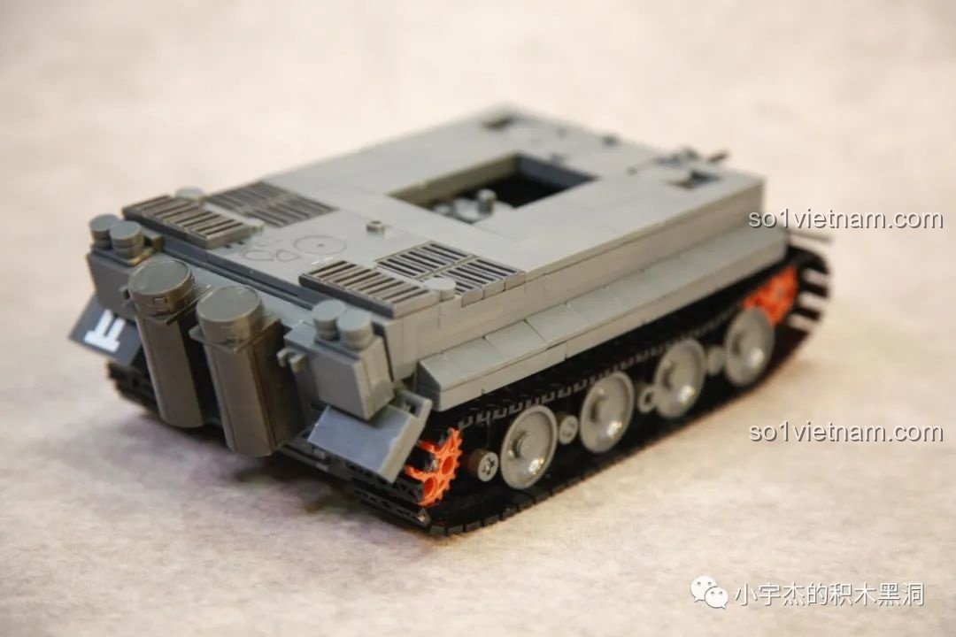 Phần đuôi xe của mô hình Sluban M38-B0851 với ống xả và các chi tiết được thiết kế rất sát với thực tế.