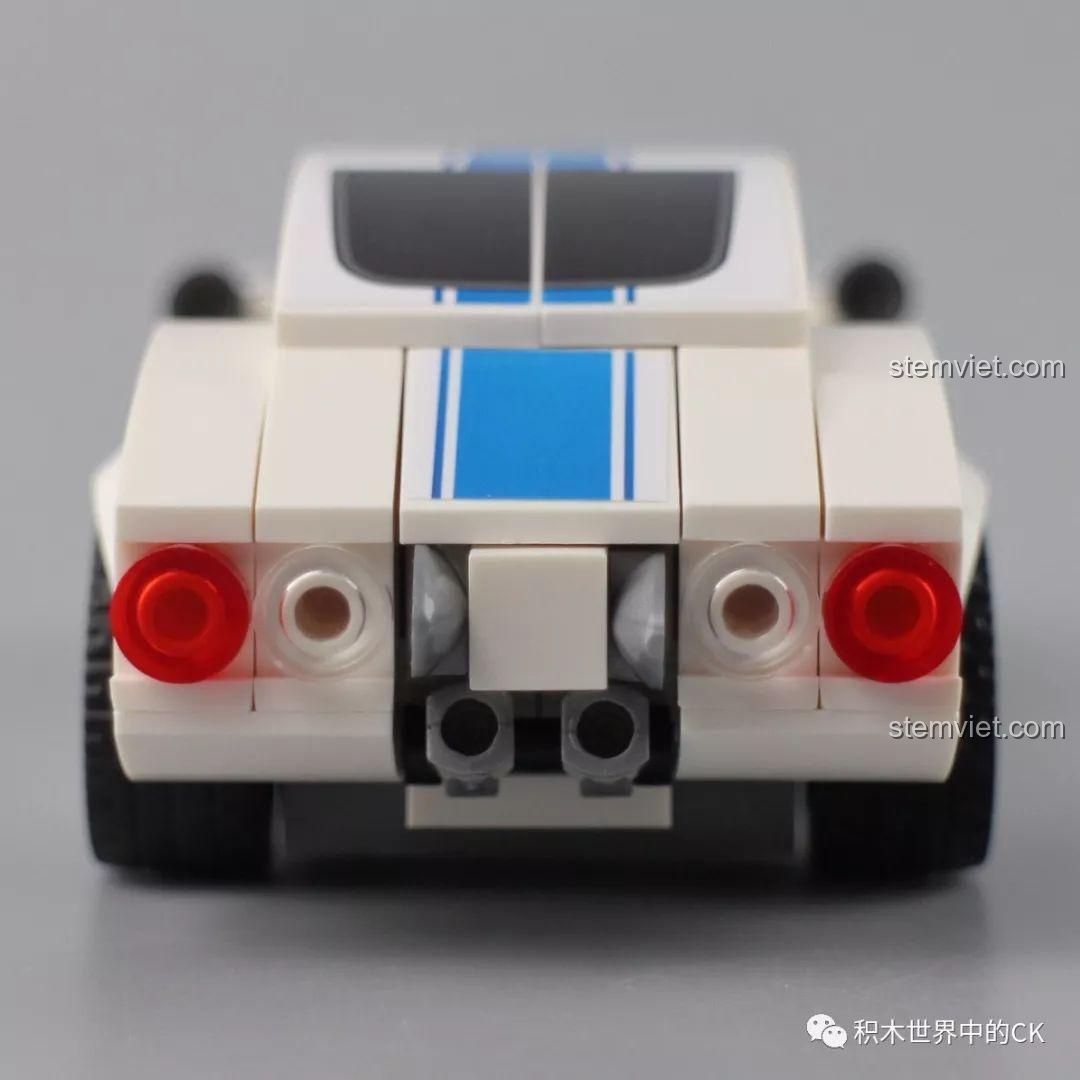 Cận cảnh đuôi xe Toyota 2000GT SEMBO 607030 với đèn hậu tròn và ống xả kép đặc trưng.