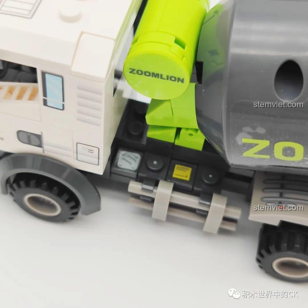 Cận cảnh phía sau xe trộn bê tông SEMBO 705100 Zoomlion, chi tiết đèn hậu và các bộ phận cơ khí, tăng độ chân thực.