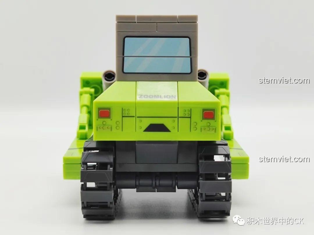 Cận cảnh phía sau xe ủi SEMBO 705102 Zoomlion, chi tiết đèn hậu và các bộ phận cơ khí, tăng độ chân thực.