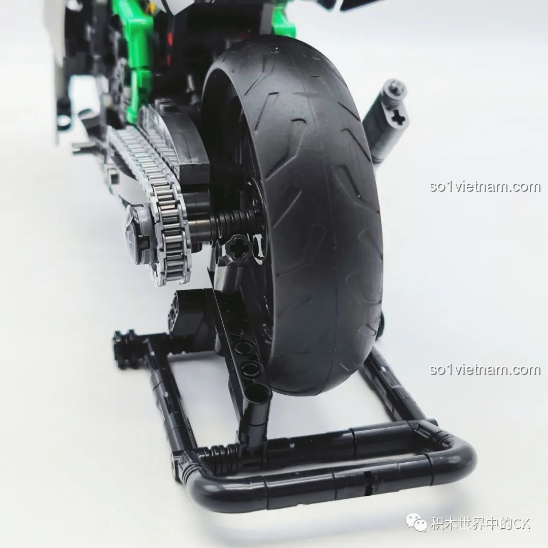 Chi tiết đuôi xe và ống xả của đồ chơi lắp ghép Mô hình xe tô Kawasaki Ninja H2R QJ5183 giá tốt.