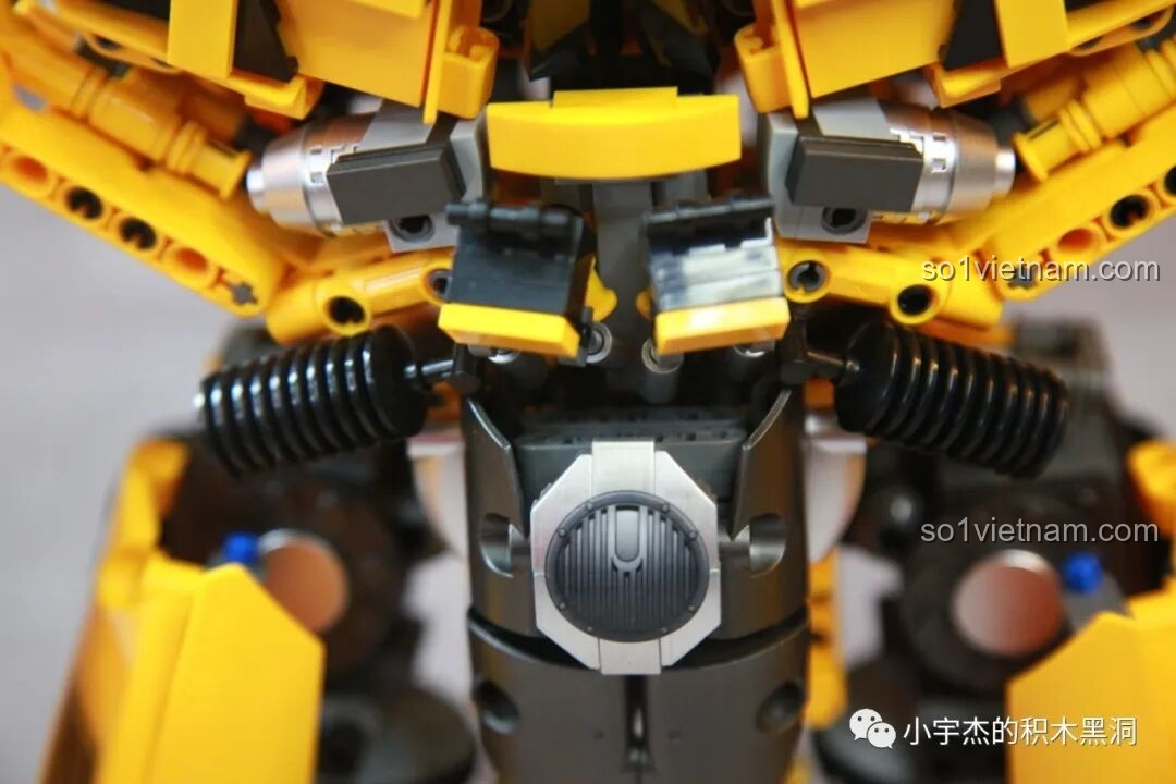 Cận cảnh các chi tiết giống lò xo ở phần eo của robot Bumblebee, một chi tiết nhỏ nhưng dễ bị rơi ra.