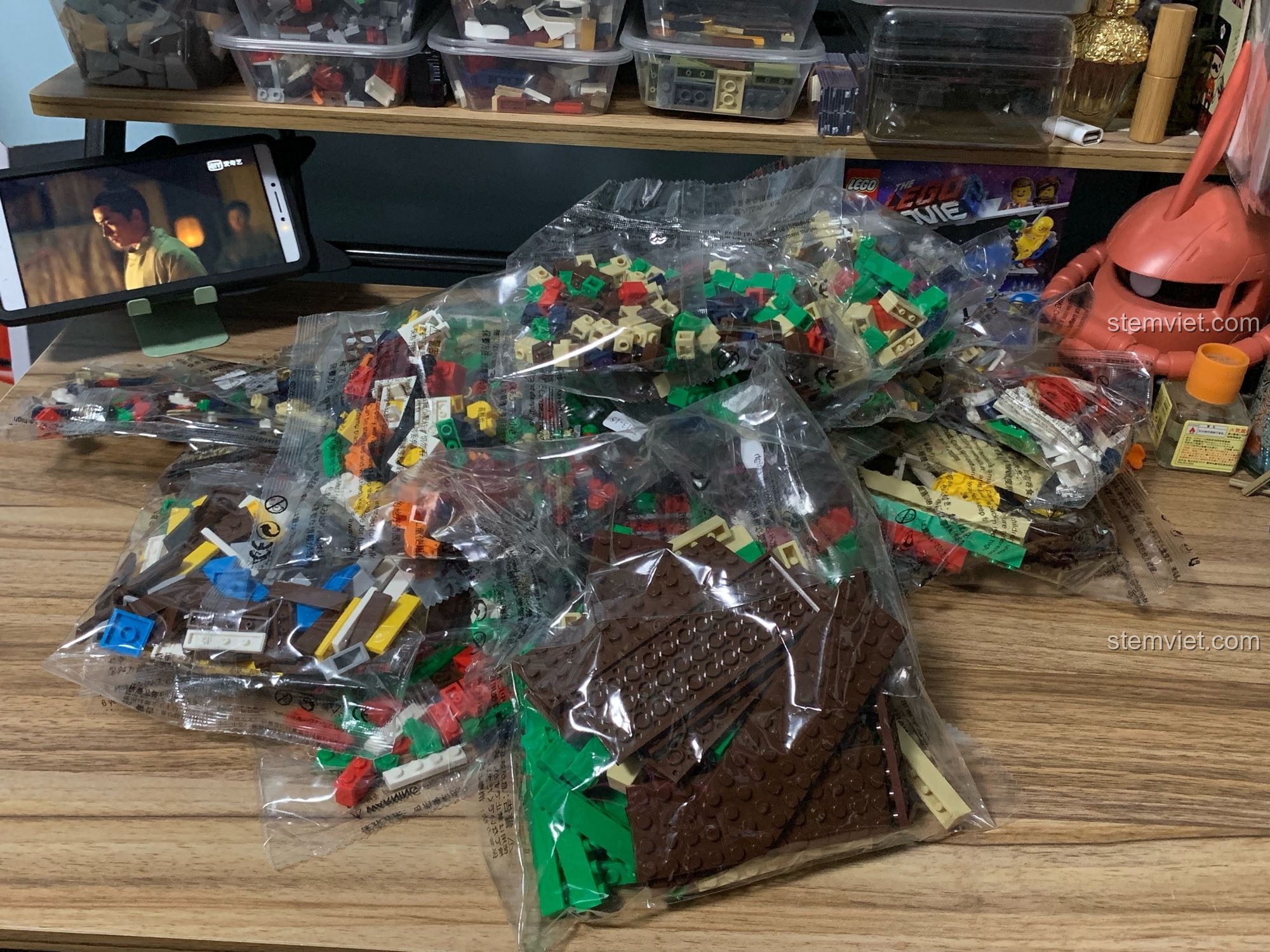 Các túi gạch nhựa ABS của bộ WANGE 6313 Tòa nhà phố ẩm thực trước khi được phân loại để bắt đầu lắp ráp.