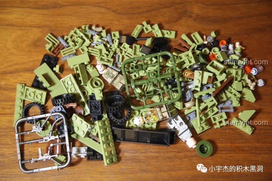 Toàn bộ 372 chi tiết của bộ Panlos Brick 631004D được đổ ra để chuẩn bị cho việc lắp ráp.