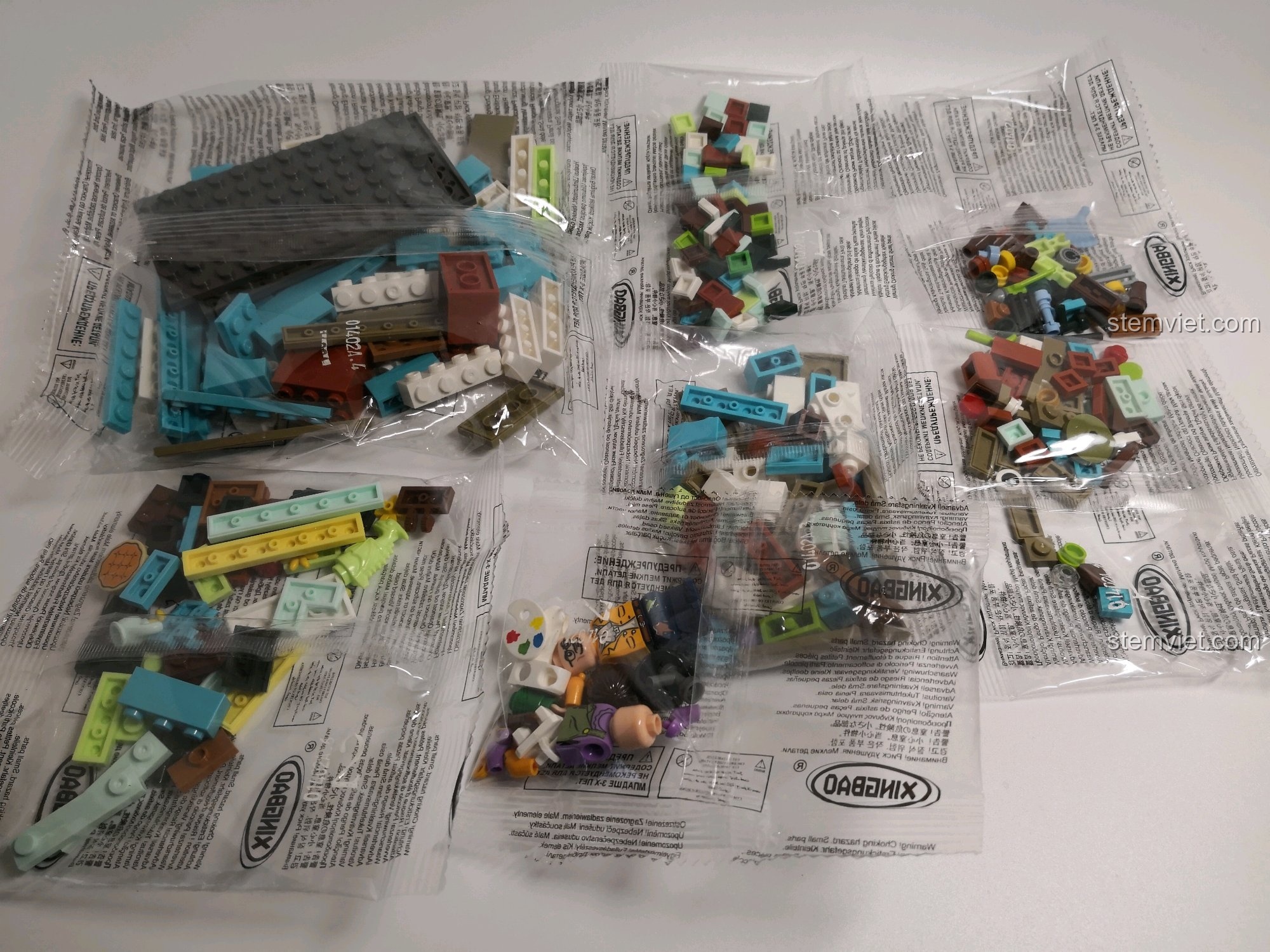 Các túi chi tiết gạch của bộ lắp ghép Phòng làm việc của Họa sĩ, được phân loại rõ ràng giúp bé dễ dàng lắp ráp.