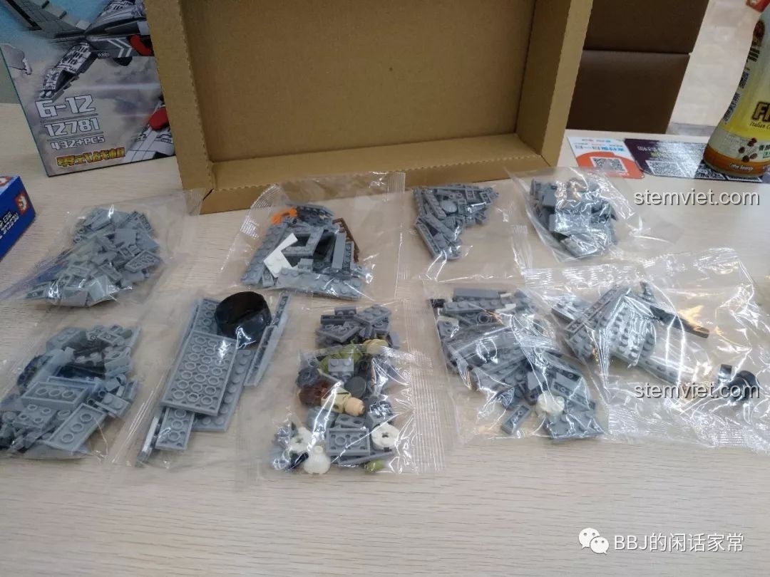 Toàn bộ các túi chi tiết của bộ lắp ráp Sembo 12781 được đổ ra, sẵn sàng cho quá trình lắp ráp.