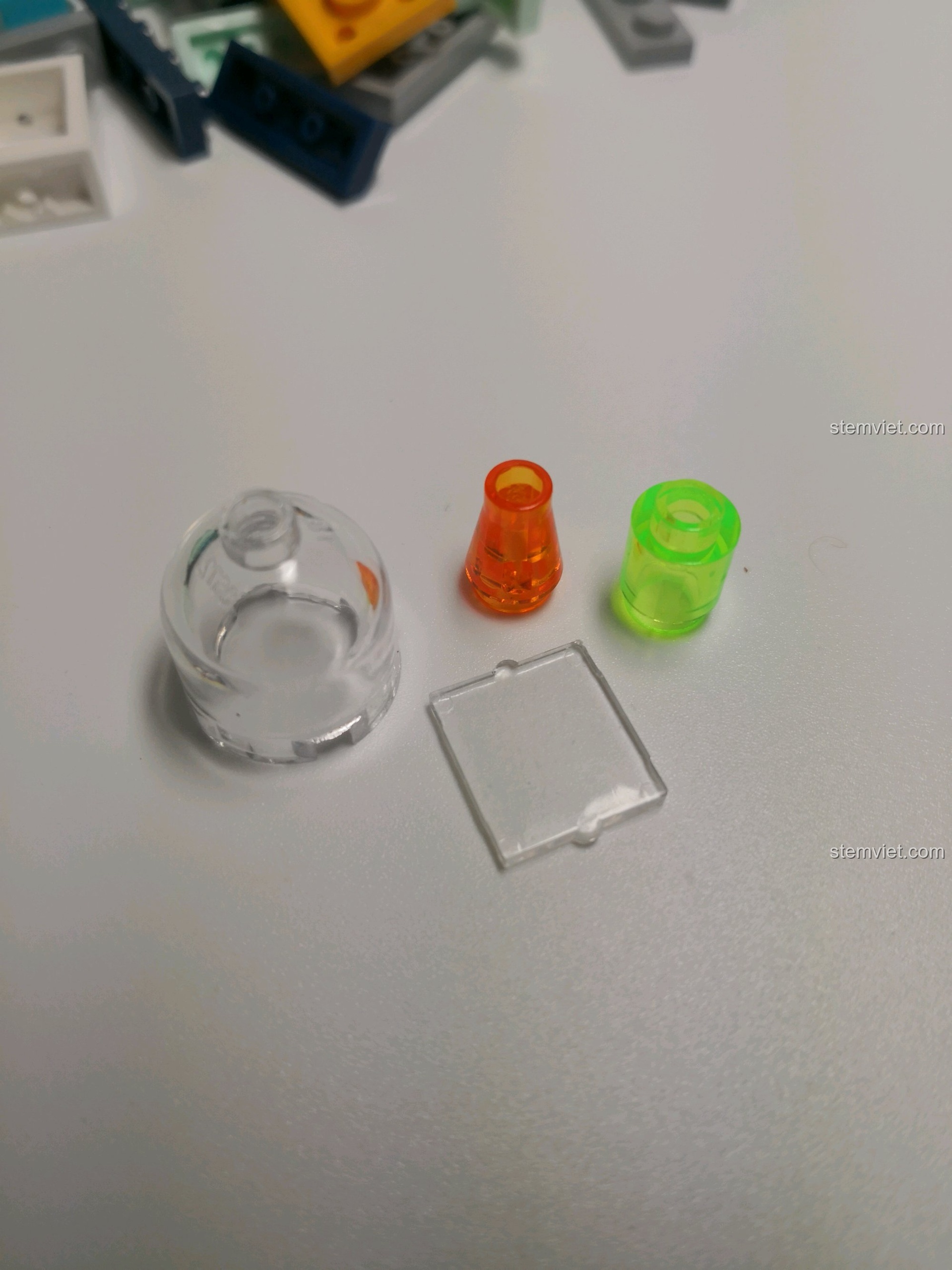 Cận cảnh các chi tiết gạch trong suốt của bộ Phòng Thí nghiệm Khoa học, thể hiện chất lượng nhựa cao cấp và trong trẻo.