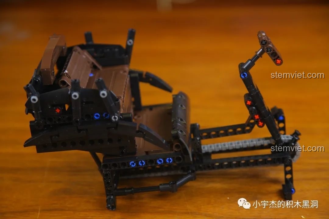 Cận cảnh phần ghế ngồi và tựa lưng của mô hình xe xích lô AchKo 50015 sau khi lắp ráp.