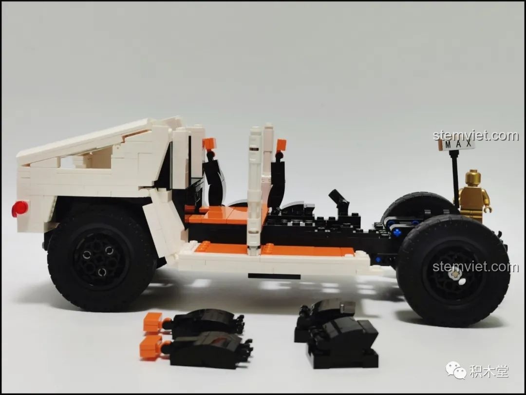 Toàn bộ 4 ghế ngồi đã được lắp vào khung xe Humvee C61027, cho thấy sự khác biệt về độ ngả của ghế trước và sau.