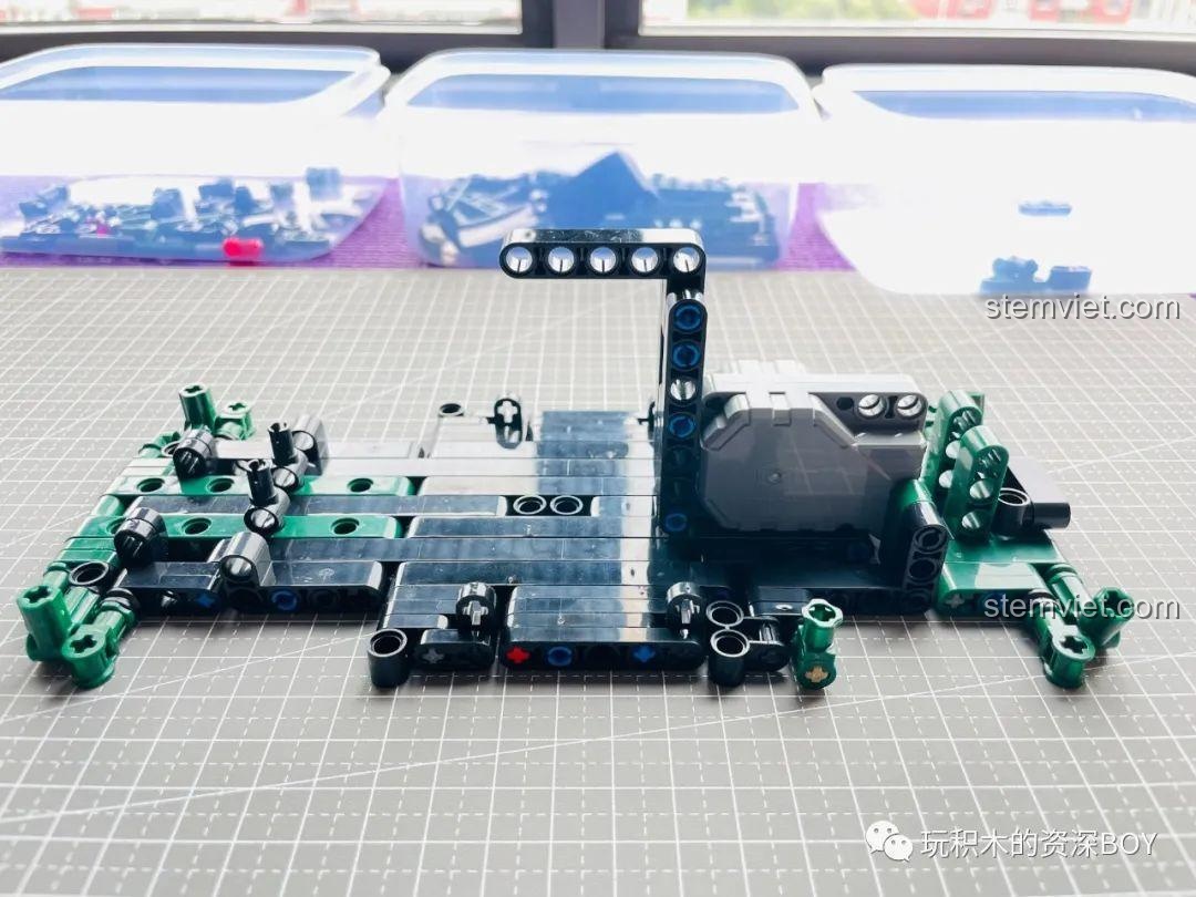 Hai chi tiết màu đen được sử dụng làm ghế ngồi cho xe trong bộ lắp ráp SY 8316.