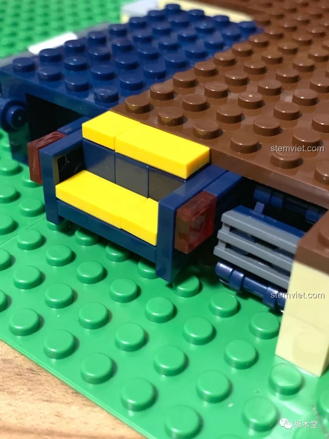 Chi tiết chiếc ghế sofa màu vàng được hoàn thiện và đặt vào bên trong mô hình WANGE 6313 Tòa nhà phố ẩm thực.