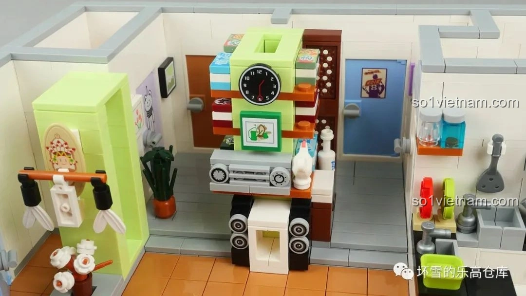 Chi tiết khu vực giá sách và hành lang trong đồ chơi lắp ghép Gia Hữu Nhi Nữ SEMBO, với các vật dụng nhỏ như CD, loa, tái hiện bối cảnh phim.