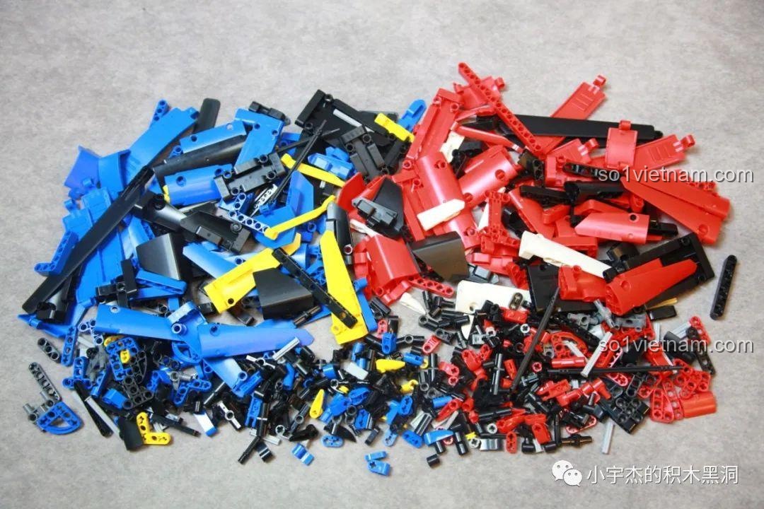 Toàn bộ các mảnh ghép thân vỏ của giai đoạn 2 được đổ ra, phân loại theo màu đỏ và xanh.