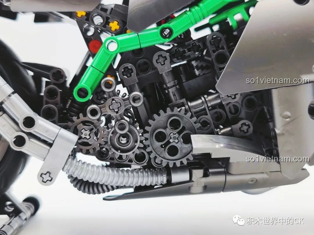 Chi tiết hệ thống giảm xóc sau của bộ đồ chơi Mô hình xe tô Kawasaki Ninja H2R ZHEGAO giá rẻ.