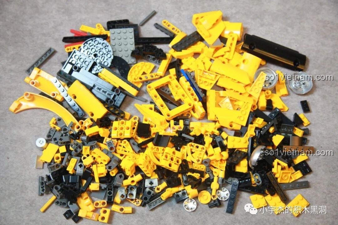 Các mảnh ghép từ túi số 7, chủ yếu là các tấm panel màu vàng và đen để tạo hình giáp chân cho Bumblebee.