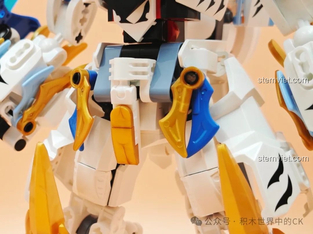 Chi tiết phần giáp hông của Mecha Bạch Hổ, thể hiện sự kết hợp màu sắc tinh tế.