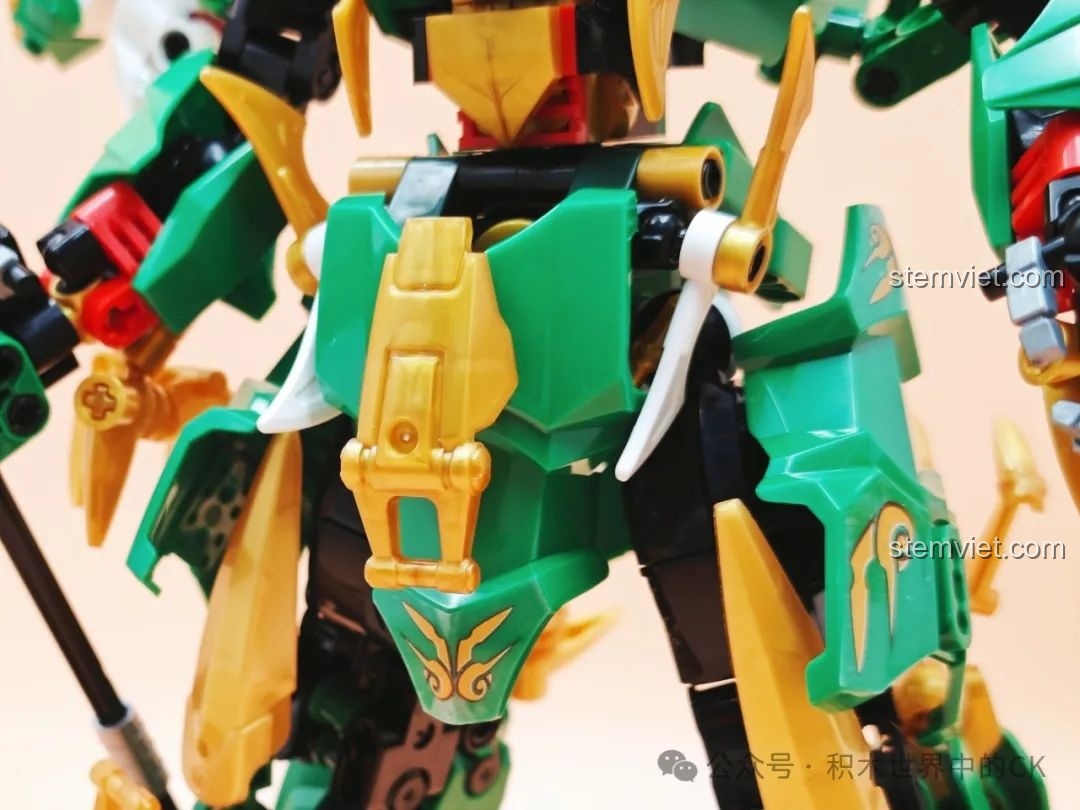Cận cảnh phần giáp hông của Robot Mecha Biến Hình Thanh Long, với các chi tiết trang trí màu vàng và xanh lá.