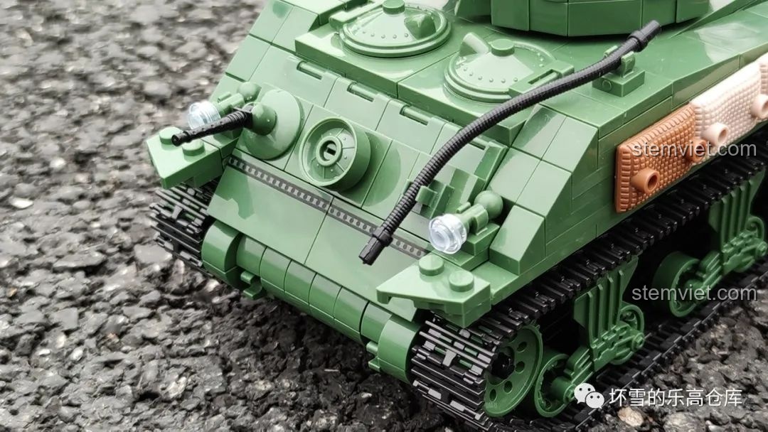 Cận cảnh giáp trước của mô hình xe tăng Sherman M4A1 QUANGUAN 81, thể hiện góc nghiêng và lỗ súng máy, cho thấy độ chi tiết và một số điểm chưa tối ưu. Đồ chơi lắp ráp xe tăng.