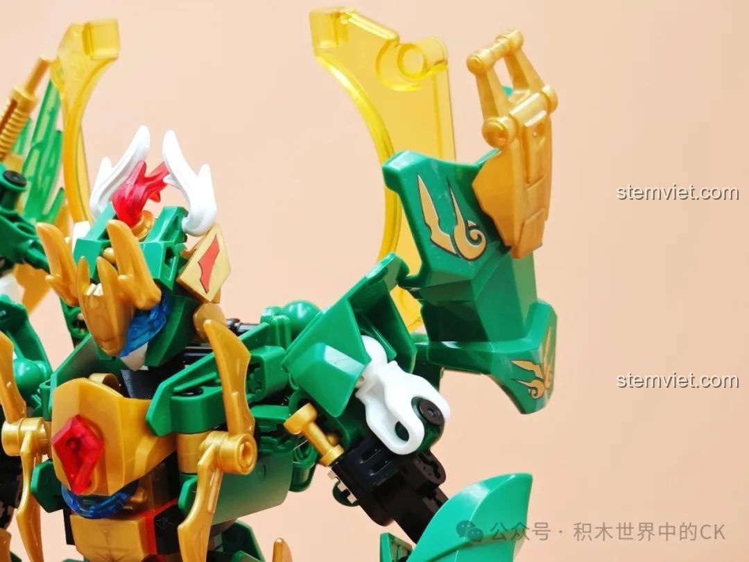 Chi tiết giáp vai của bộ lắp ráp Azure Dragon Mech, thể hiện các hoa văn tinh xảo và khớp nối linh hoạt.