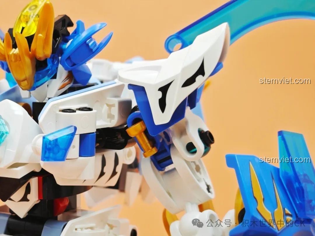 Chi tiết giáp vai của Mecha Bạch Hổ với họa tiết vằn hổ được in sắc nét.