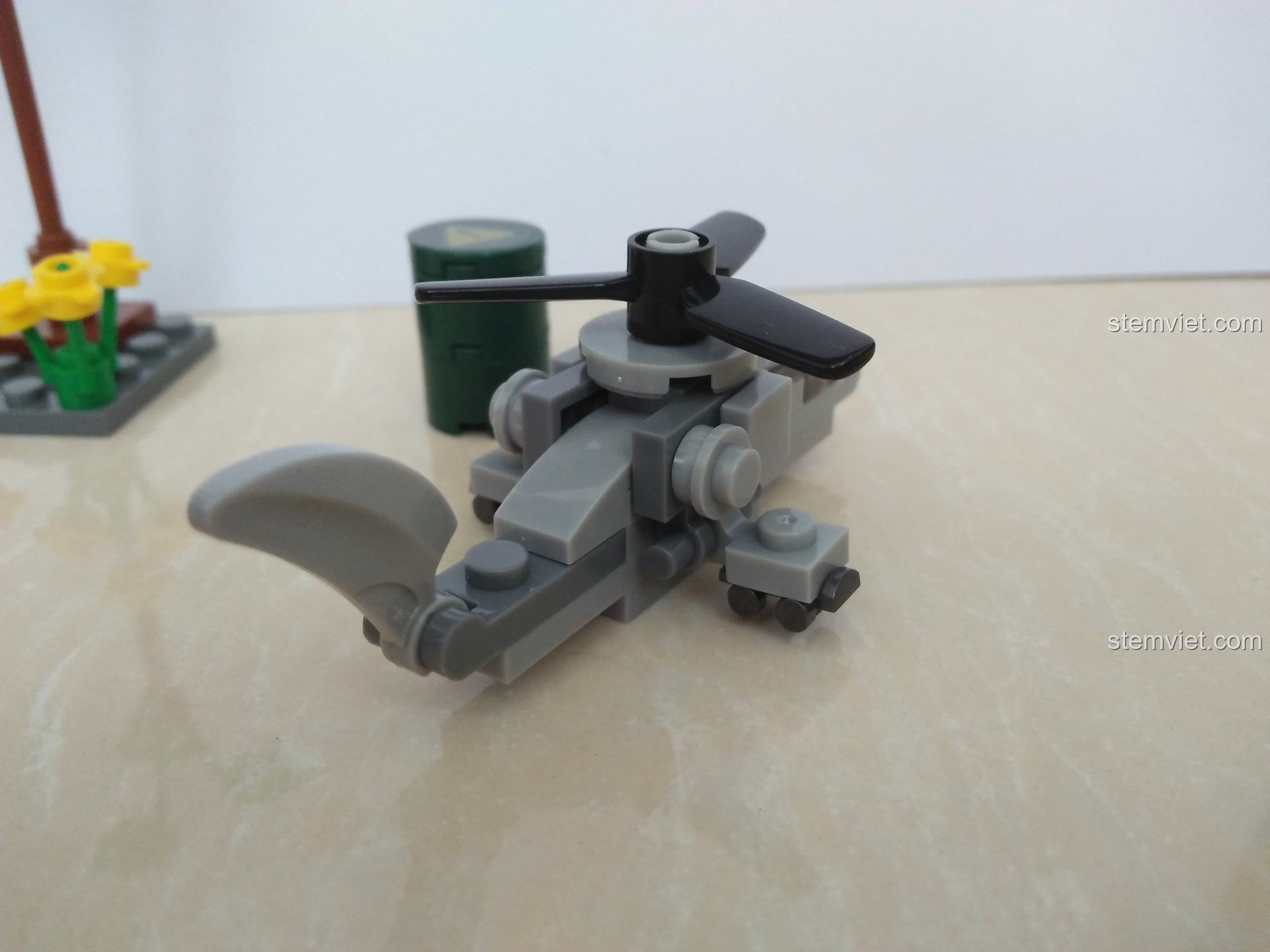 Cận cảnh chi tiết giày trượt patin được sử dụng làm càng đáp cho trực thăng pháo trong bộ SEMBO 11517.