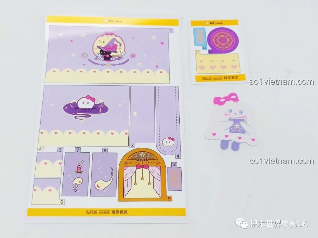 Các chi tiết giấy và tag trang trí của bộ Wekki 516910, với hình ảnh mèo phù thủy, ma nhỏ và các biểu tượng huyền bí.