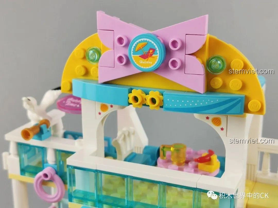 Chi tiết giường ngủ màu hồng và tranh treo tường hình kem que trong biệt thự bãi biển QMAN 4804.