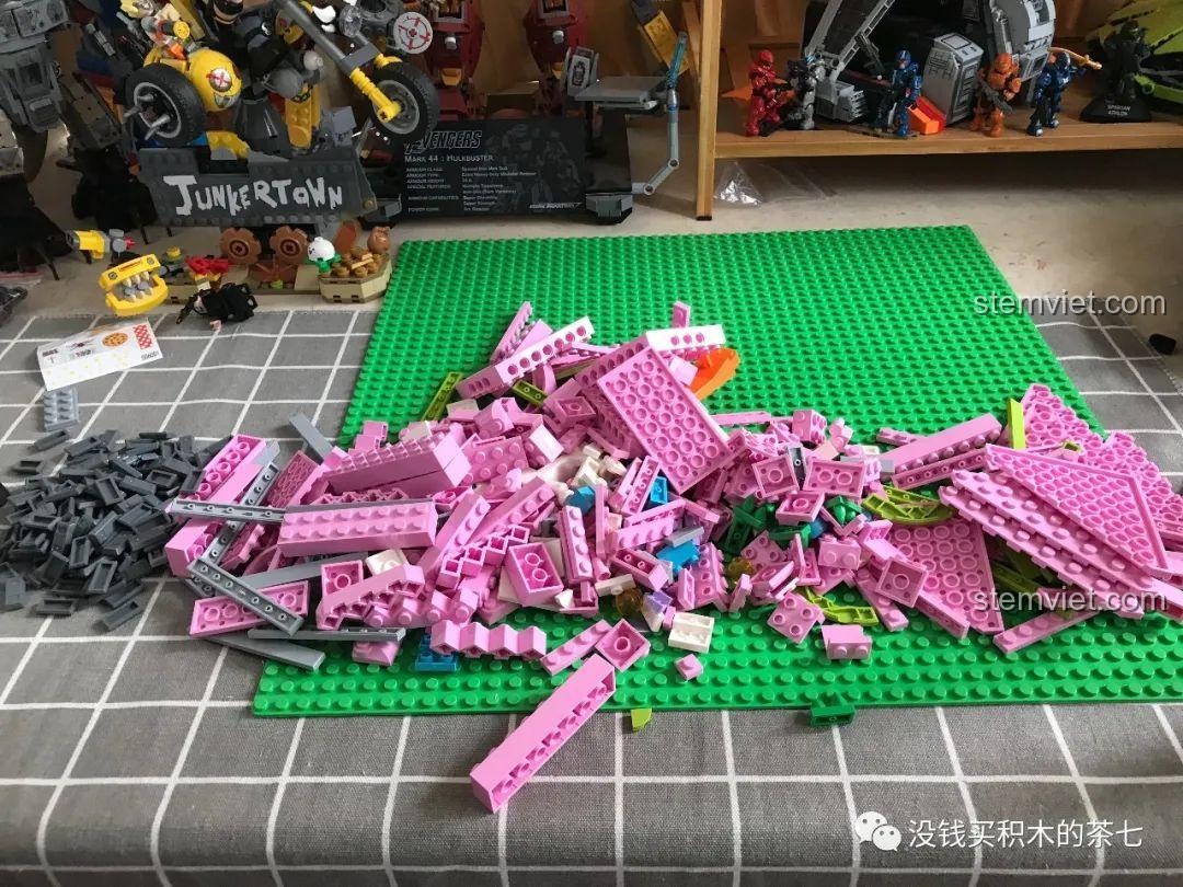 Toàn bộ chi tiết của gói số 1 được đổ ra trên tấm đế, sẵn sàng cho việc lắp ráp Lâu Đài Cổ Tích.