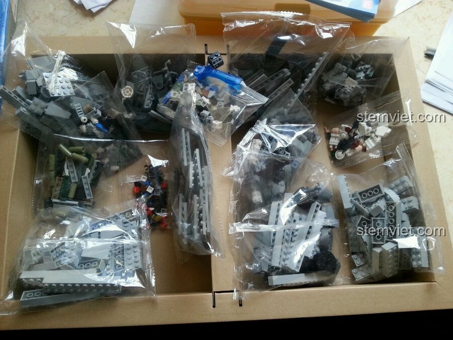 Các túi chi tiết của bộ lắp ráp GUDI 8026 Tàu Hộ Vệ Tên Lửa được đóng gói riêng biệt trong hộp, sẵn sàng để phân loại.