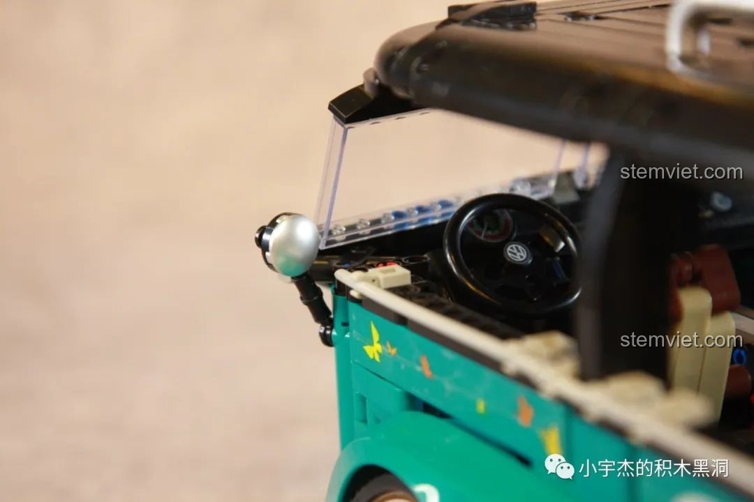 Cận cảnh gương chiếu hậu của xe K Box 10510, một chi tiết nhỏ và dễ rơi do kết nối đơn điểm.