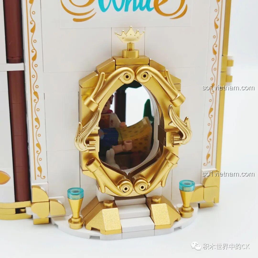 Cận cảnh chi tiết gương thần trên bìa sách lắp ráp Bạch Tuyết Wekki 506183, được tạo từ các mảnh ghép màu vàng.