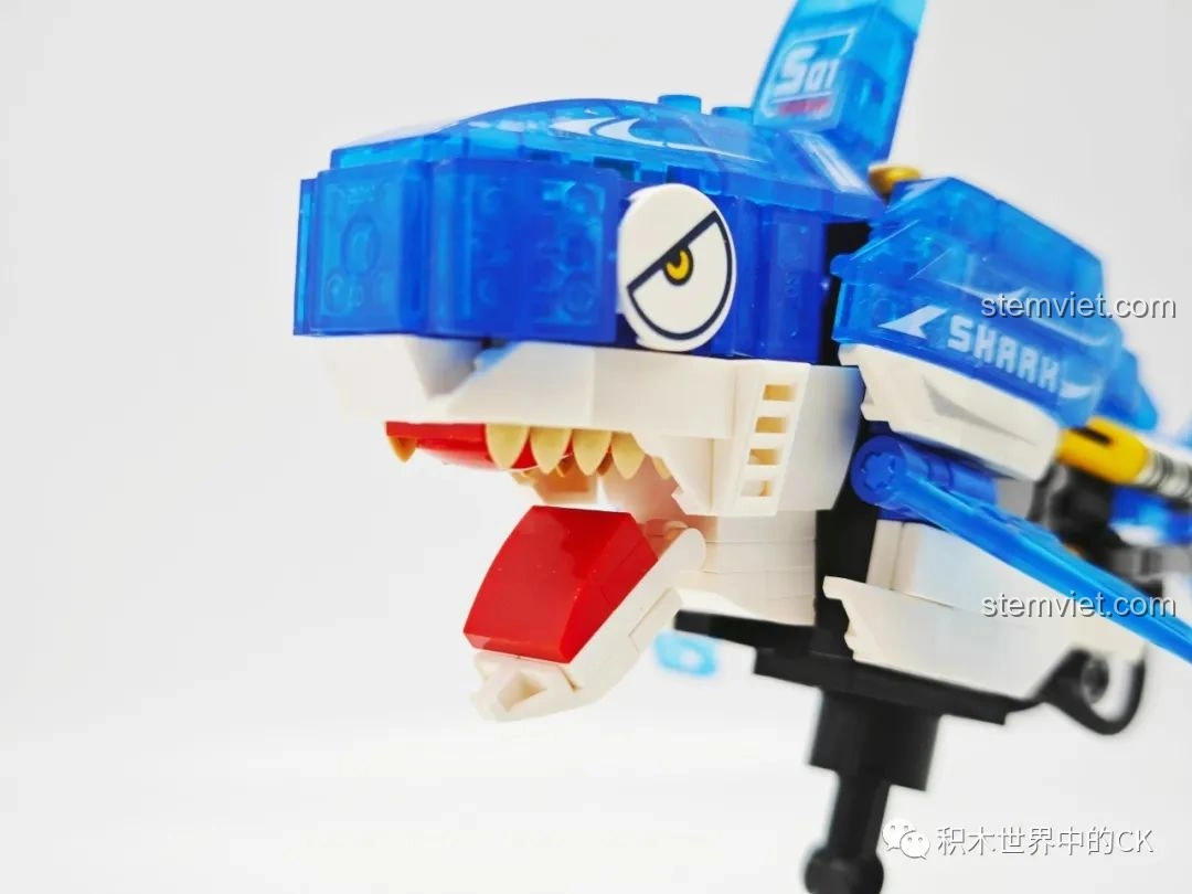 Cận cảnh hàm răng và lưỡi của mô hình Cá Mập Zhe Gao 662001, thể hiện chi tiết sắc sảo.