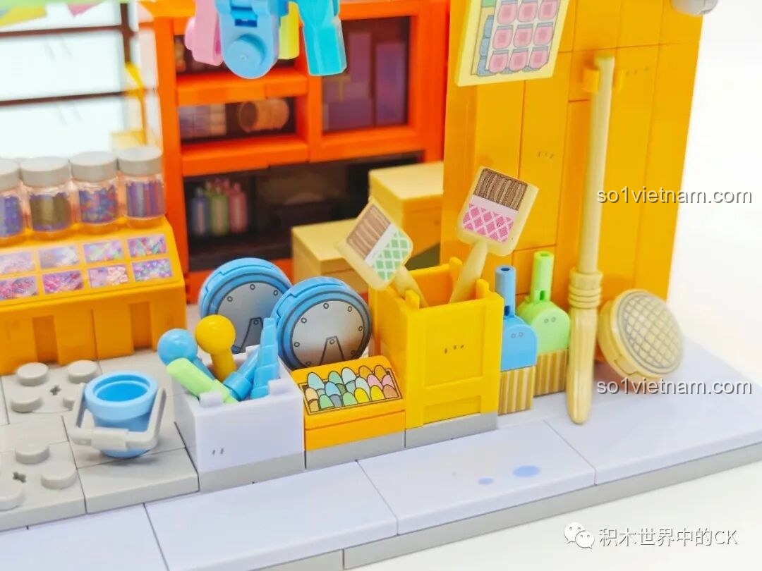 Cận cảnh các món hàng hóa như chổi, vợt, xô được bày bán trước Tiệm tạp hóa Mitsuya Wekki 516408.